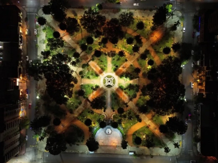 MUNICIPALIDAD DE SALTA: La plaza Güemes ya luce su nueva luminaria LED