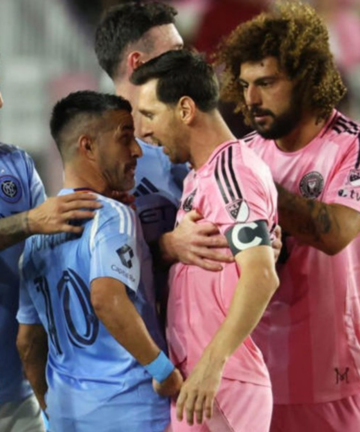 Duro cruce de Lionel Messi con un ex Selección Argentina