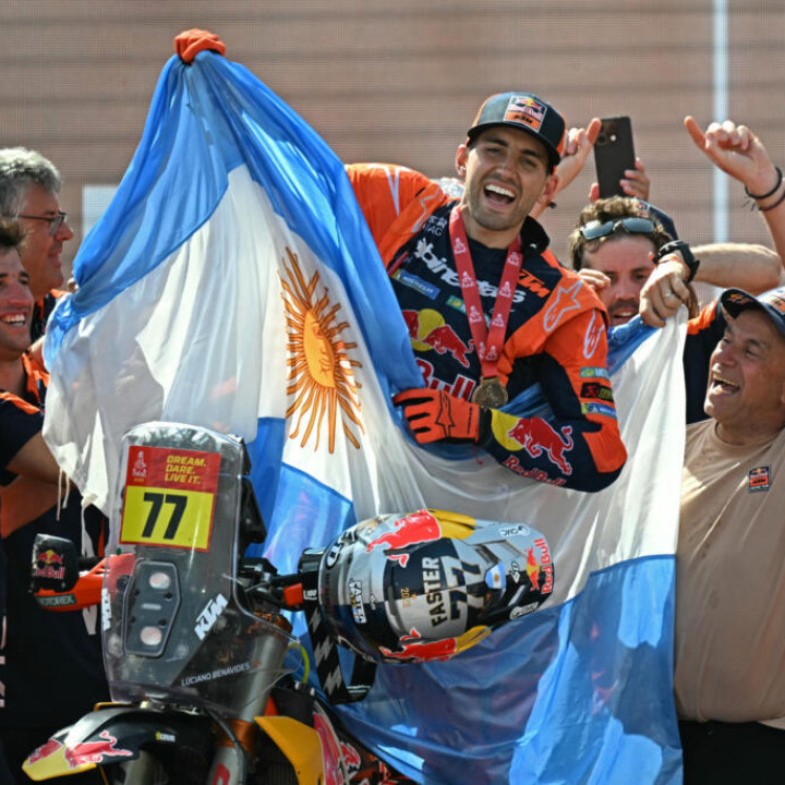 Luciano Benavides, ganador del Dakar 2026 de regreso en su Salta