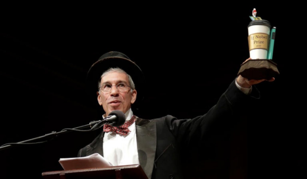 Marc Abrahams el fundador de los 'Nobel de broma': “La sociedad científica en EE UU está muy enfadada . La gente está despertando”