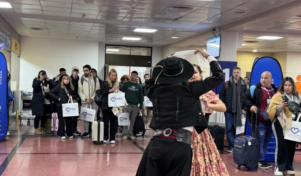 MUNICIPALIDAD DE SALTA: Con una cálida bienvenida, la ciudad recibió a cientos de turistas este sábado