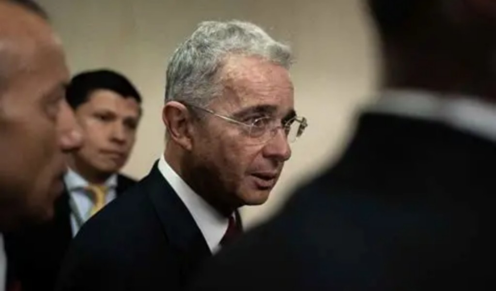 Expresidente colombiano Uribe conoce el fallo de su juicio por soborno y fraude