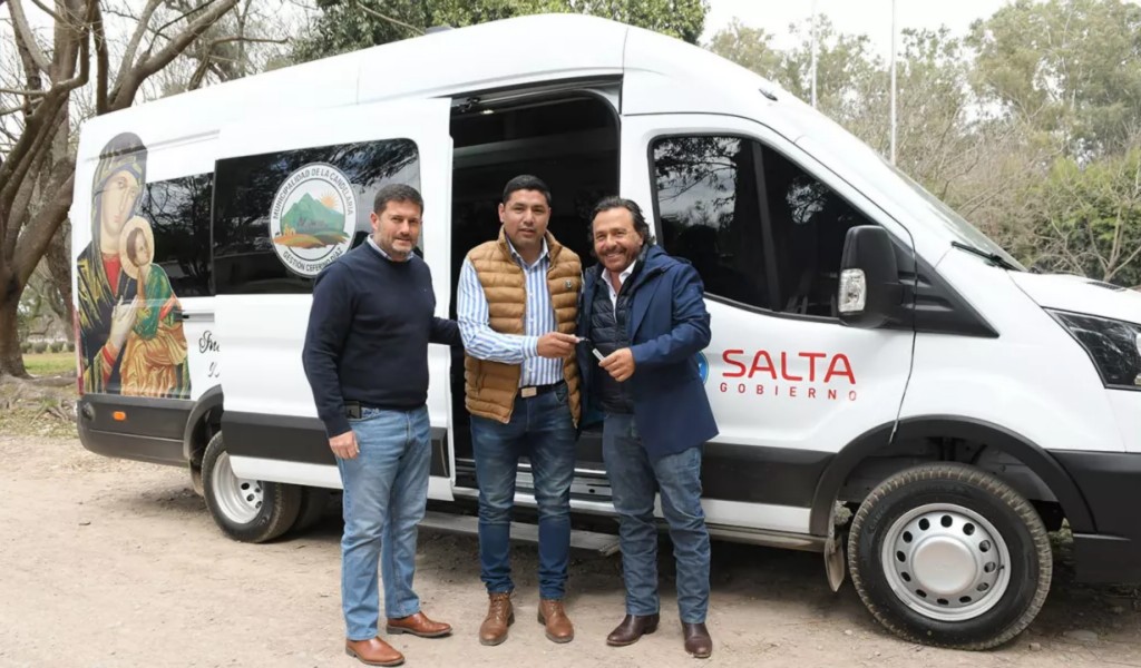 La gestión Sáenz continúa renovando la flota vehicular de los municipios con la entrega de una minibús Okm para La Candelaria