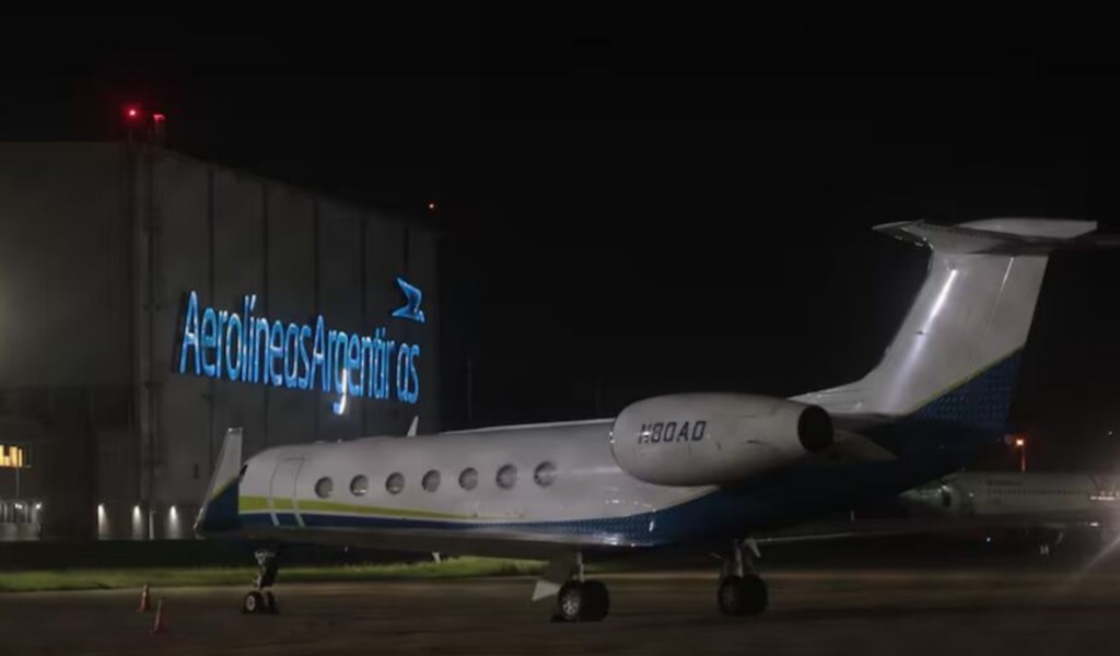 Aterrizó en Ezeiza el cuarto vuelo con argentinos deportados desde EE.UU.