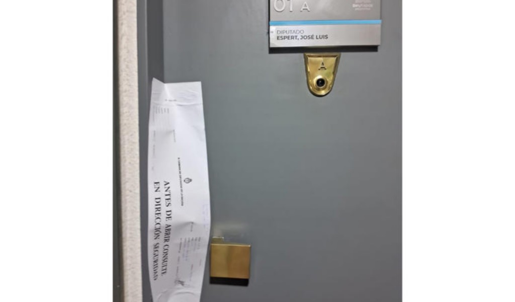 Despacho cerrado por orden del juez Espert solo y sin nadie que lo apoye