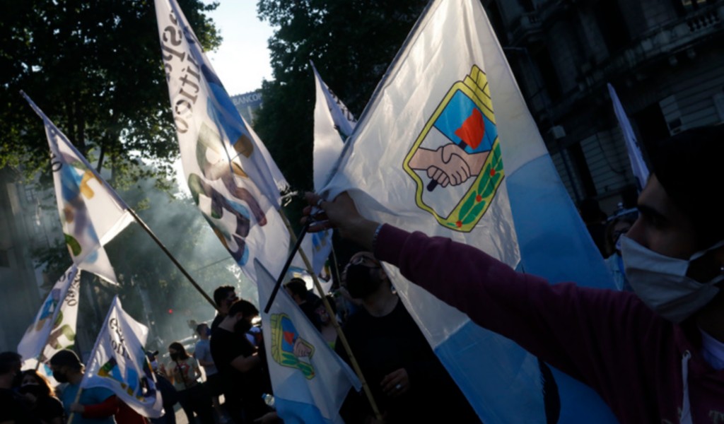 Empieza la caravana que marcha hacia la casa de la expresidenta en Constitución