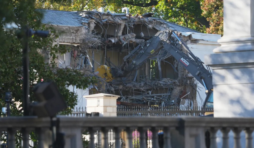Excavadoras rompieron la fachada del ala este de la Casa Blanca. Crédito: Evan Vucci | AP La Casa Blanca inició la construcción del salón de baile de Trump