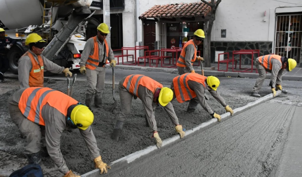 MUNICIPALIDAD DE SALTA: Con tareas de hormigonado se renueva la calzada en Pueyrredón y Alsina