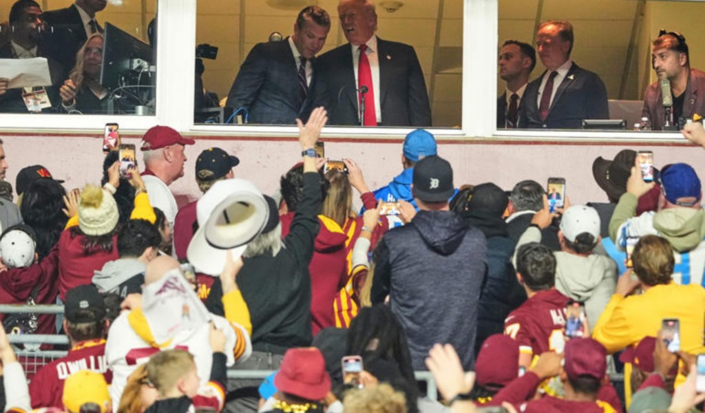 Donald Trump abucheado como el primer presidente en funciones en asistir a juego de NFL desde 1978