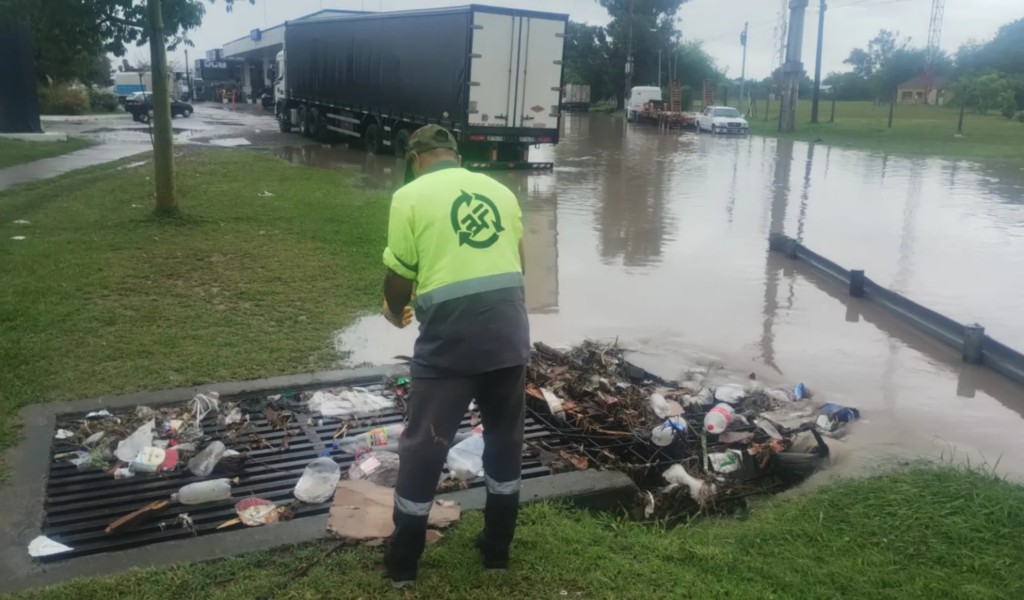 MUNICIPALIDAD DE SALTA: Lluvias en la ciudad, se retiró más de una tonelada de basura de los desagües