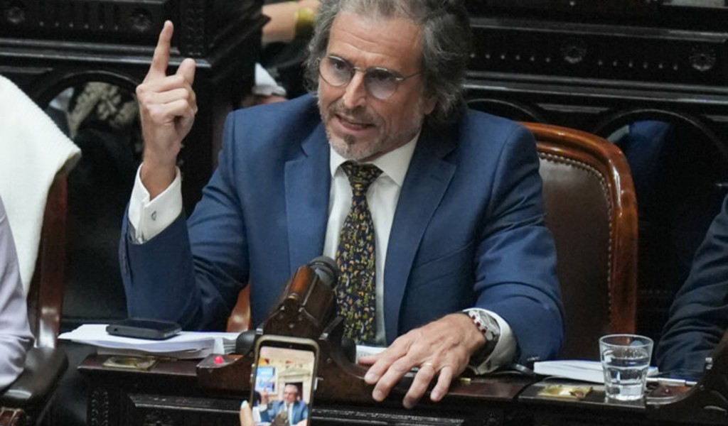 Benegas Lynch dio a entender que los votos de los diputados dialoguistas se negociaron por lugares en las listas del oficialismo