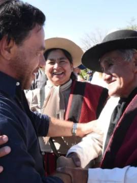El pueblo de Talapampa celebró su fiesta patronal: Sáenz habilitó obras, entregó un colectivo y maquinaria