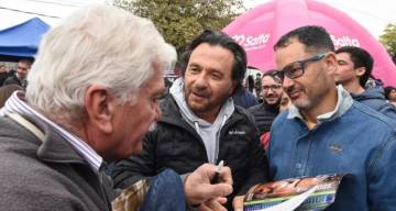 El gobernador Sáenz atendió consultas de vecinos del barrio 20 Junio en la jornada de servicios del Gobierno y Municipio