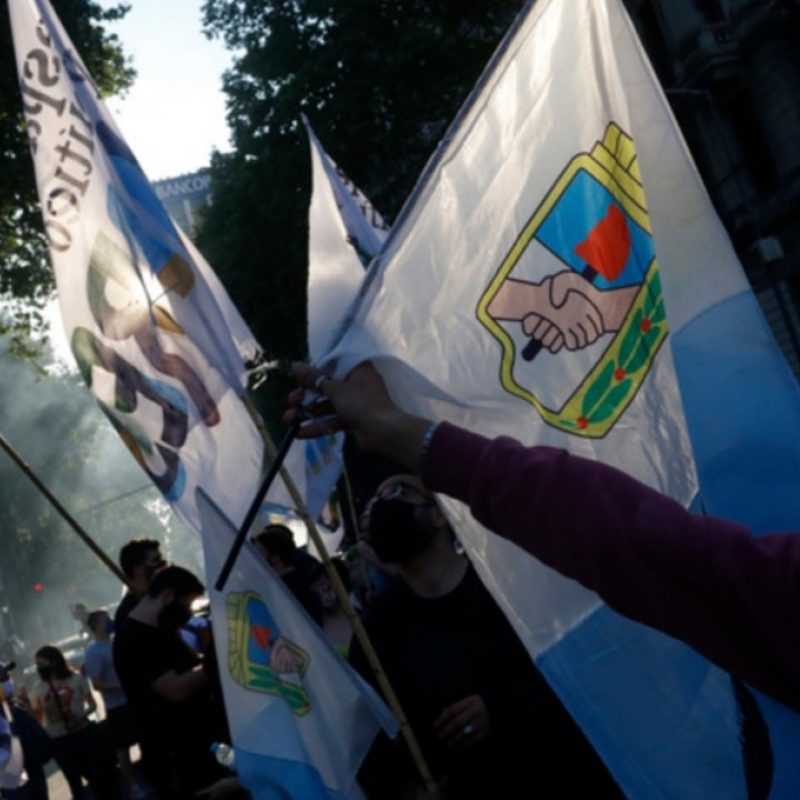Empieza la caravana que marcha hacia la casa de la expresidenta en Constitución