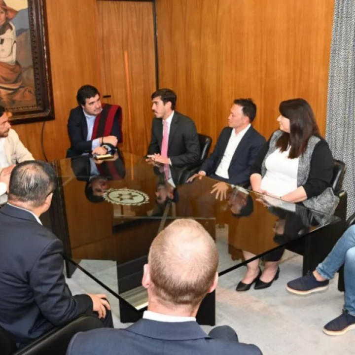 Ganfeng Lithium presentó a Sáenz un nuevo proyecto de litio por US$2.000 millones