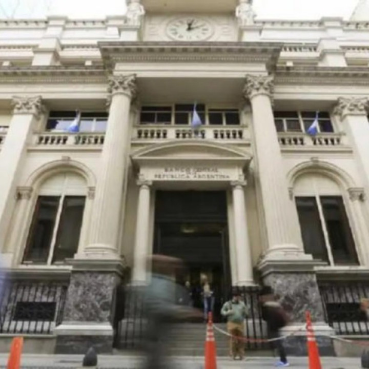 Alerta dólar: el tipo de cambio oficial escala a $1350 y se acerca al techo de la banda