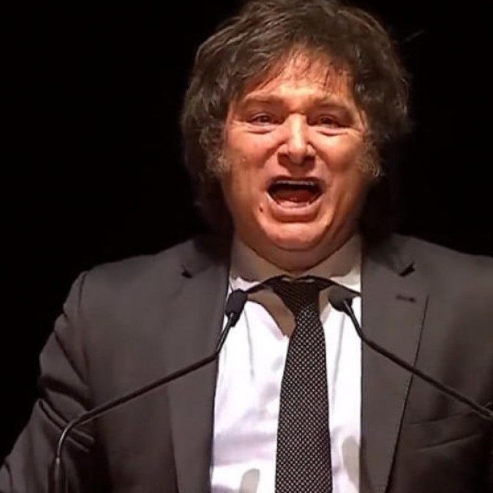 Milei acusa a Clarín de “extorsión” y advierte: “No se quedarán con Telefónica”