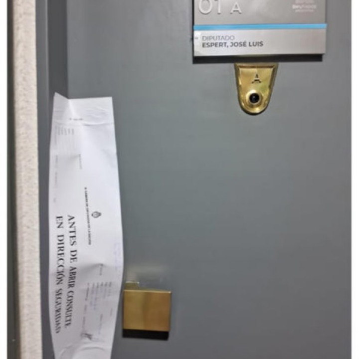 Espert solo y sin nadie que lo apoye