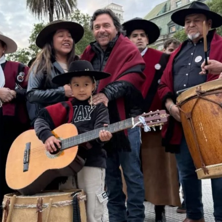 Gustavo Saenz protesto frente a Casa Rosada: “Vengo a cumplir con lo que le prometí a los salteños”