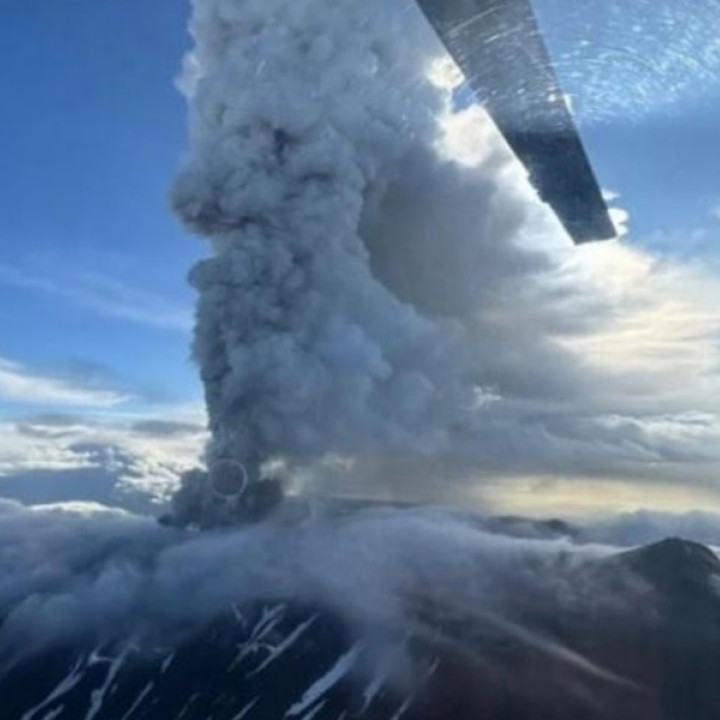 Rusia: en alerta máxima, el volcán Kracheninnikov entró en erupción tras 450 años