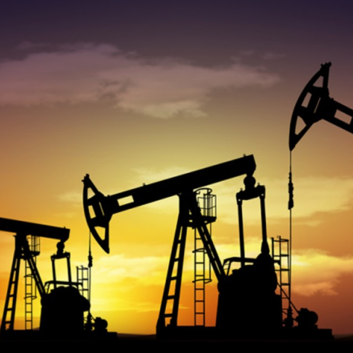 La OPEP+ acrecienta su producción de petróleo para sostener su cuota de mercado